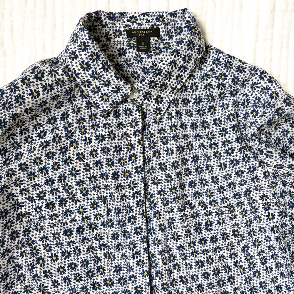 Ann Taylor Silk Floral Button Front Blouse Blue White Ditsy Small